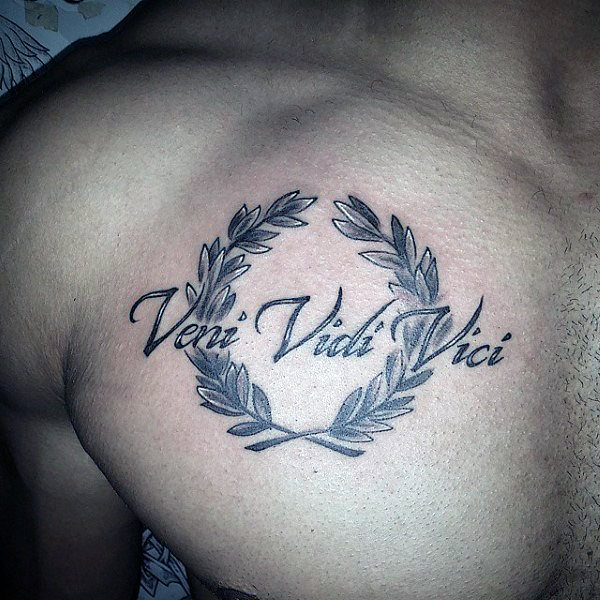 Tatuagem VENI VIDI VICI no Guilherme - Charlotte Tattoo