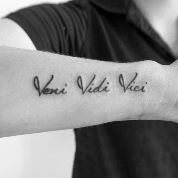 Saiba o significado de veni, vidi, vici, a tatuagem de Alberto em Flor do  Caribe