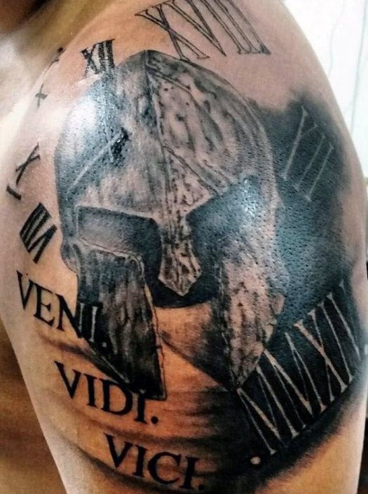 Tatuagem VENI VIDI VICI no Guilherme - Charlotte Tattoo