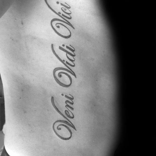 Tatuagem VENI VIDI VICI no Guilherme - Charlotte Tattoo