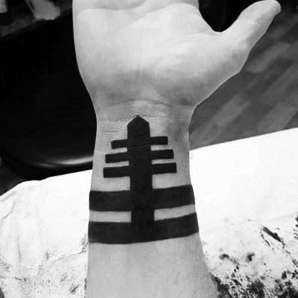 44 tatuagens de braceletes pretas no braço
