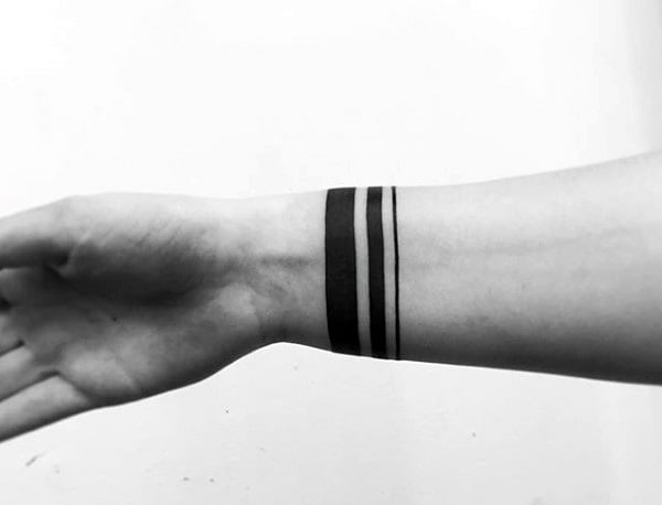 44 tatuagens de braceletes pretas no braço