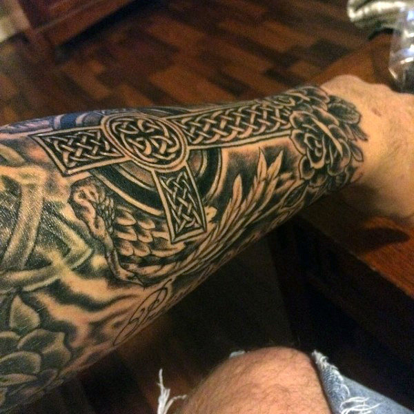 tatuagem cruz celta 69