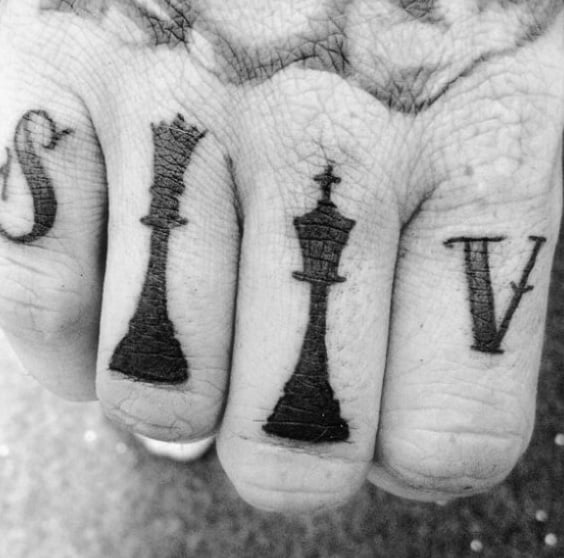 A Rainha é uma peça maior do jogo de xadrez, é a peça de maior valor  relativo do jogo @liciosilvasantosjunior #tatuagem #tattoo…