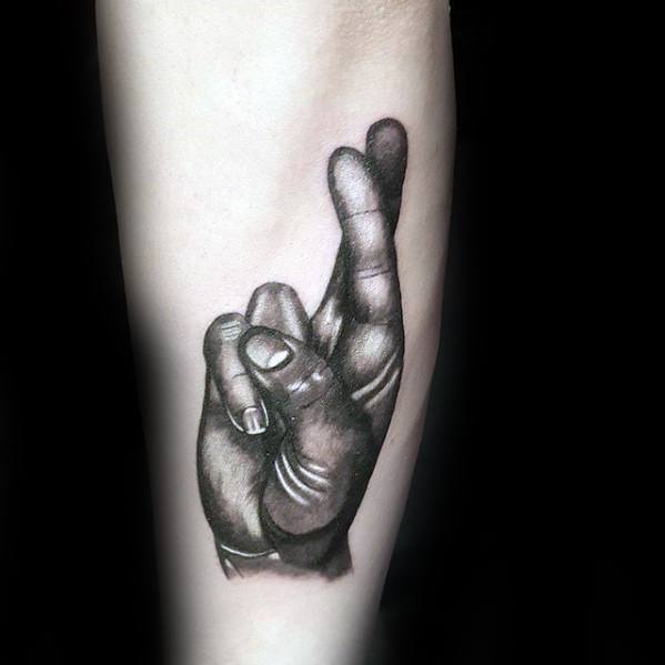 tatuagem dedos cruzados 02