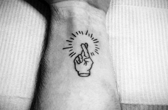 tatuagem dedos cruzados 110