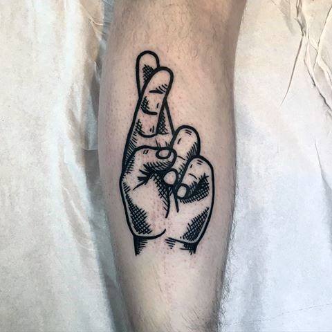 tatuagem dedos cruzados 14