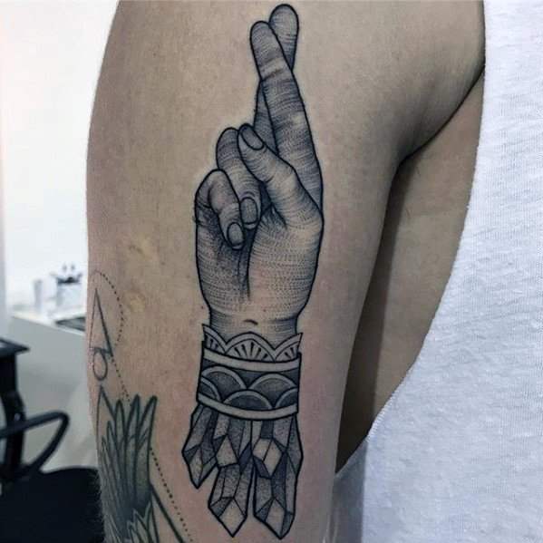 tatuagem dedos cruzados 17
