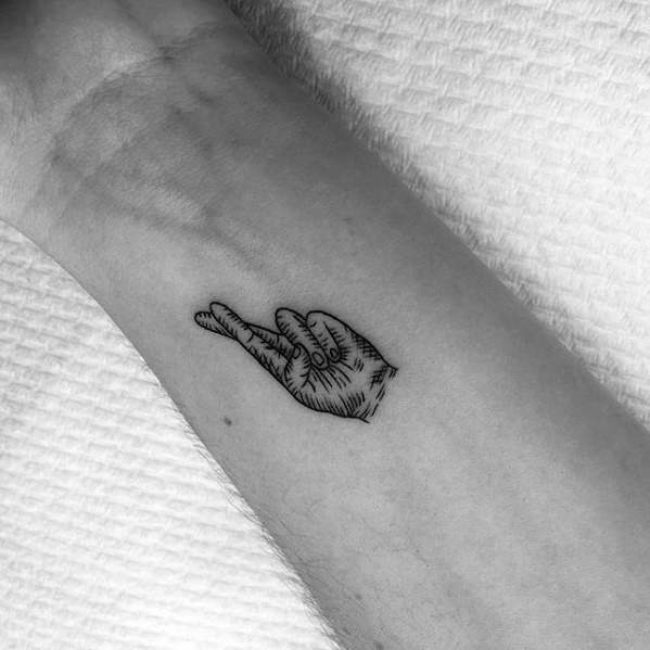 tatuagem dedos cruzados 23