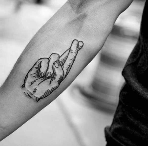 tatuagem dedos cruzados 29