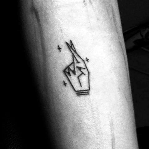 tatuagem dedos cruzados 41