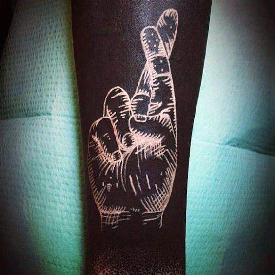 tatuagem dedos cruzados 62