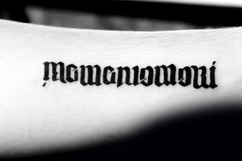 tatuagem frase memento mori 25