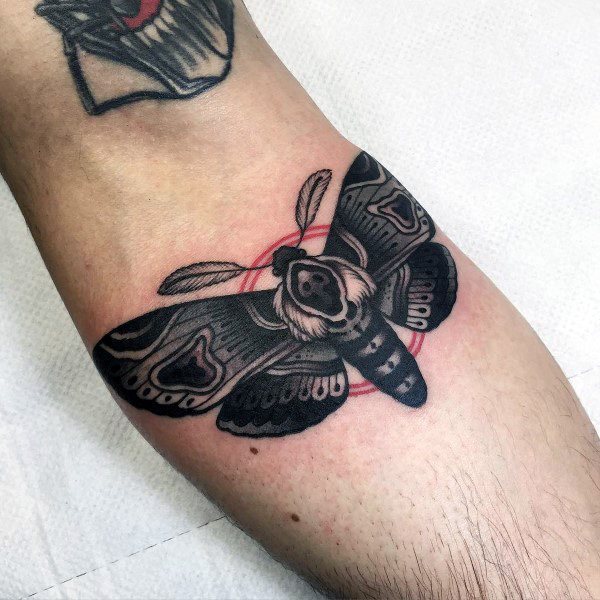 tatuagem traca mariposa 111