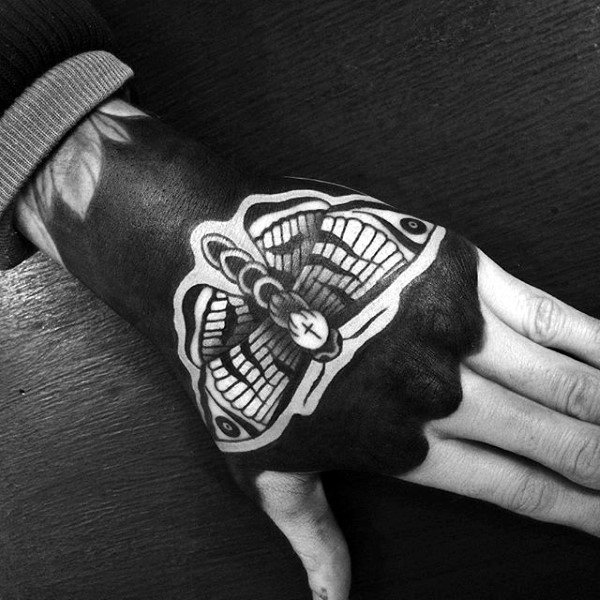 tatuagem traca mariposa 141