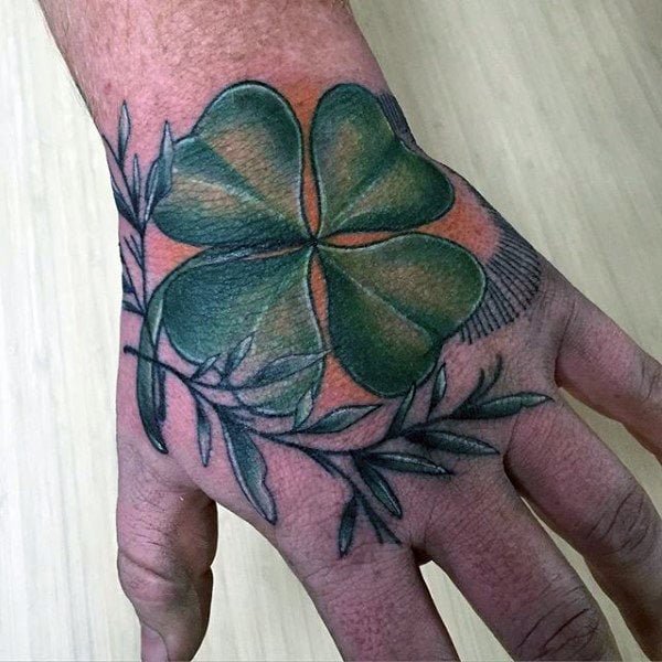 tatuagem trevo de quatro folhas 39