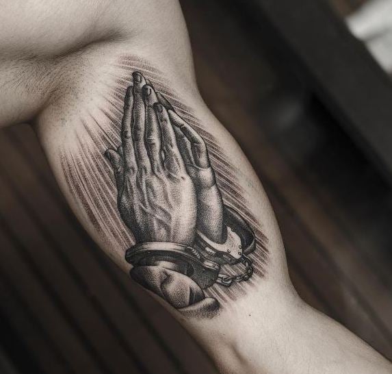 tatuagem maos orando 119