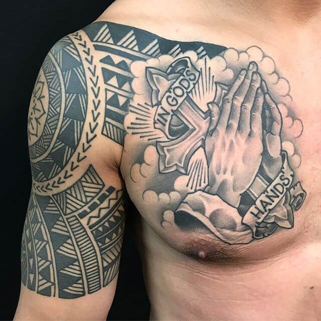 tatuagem maos orando 51
