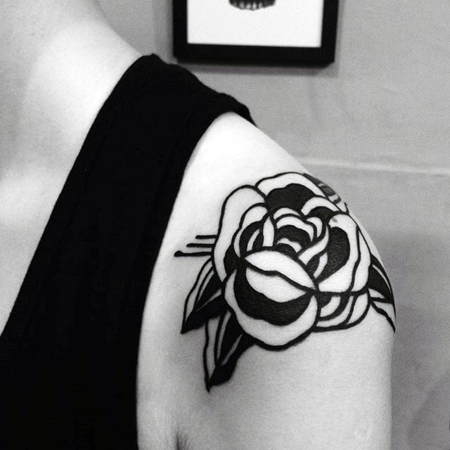 70 tatuagens de rosas negras (e os seus significados)